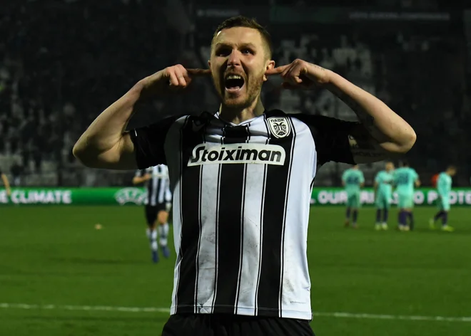 Temperamentni Jasmin Kurtić se bo v četrtfinalu konferenčne lige s svojim grškim Paokom srečal s prav tako živahnimi južnimi Francozi iz Marseilla. FOTO: Alexandros Avramidis/Reuters
