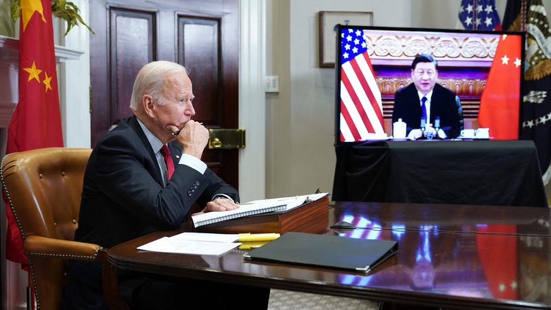 Fotografija: Ameriški predsednik Joe Biden med novembrskim virtualnim vrhom s kitajskim predsednikom Xi Jinpingom. Včeraj sta se voditelja pogovorila prvič po začetku vojne v Ukrajini. FOTO: Mandel Ngan/AFP
