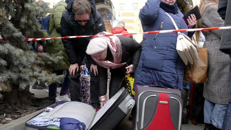 Fotografija: V Ukrajini zadnje tedne opazujemo prizore, ki so jih prebivalci Bližnjega vzhoda žal navajeni. FOTO: Igor Tkachenko/Reuters
