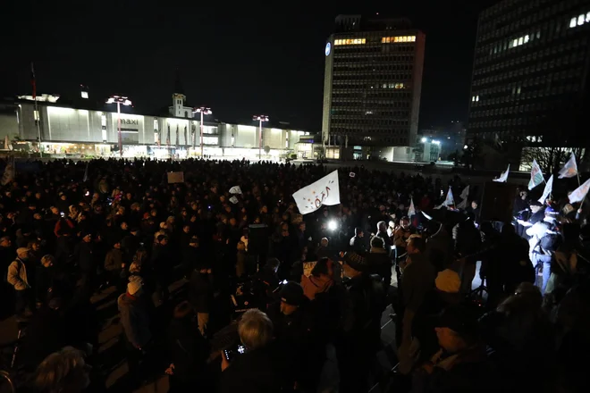 Protest pred državnim zborom. FOTO: Črt Piksi/Delo
