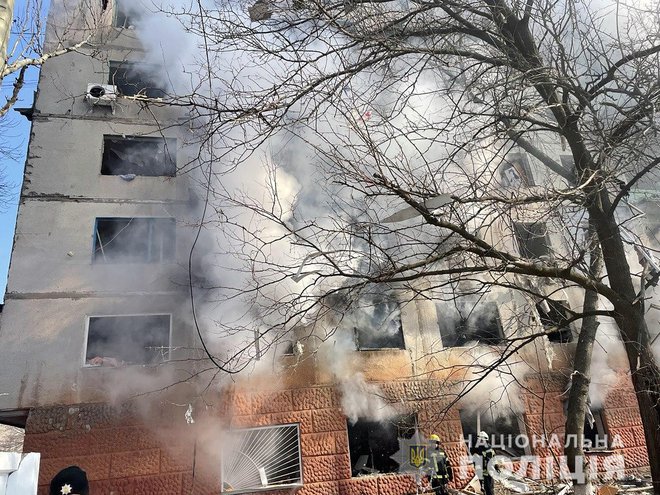 Poškjodovana stavba v mestu Kramatorsk. FOTO: National Police of Ukraine via Reuters
