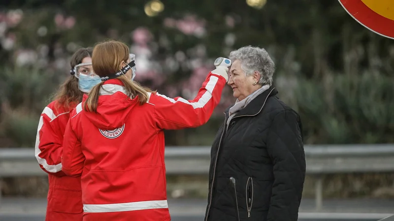 Fotografija: V primerjavi z minulim petkom je bilo ta petek število potrjenih okužb večje za 905. Fotografija je simbolična. FOTO: Blaž Samec/Delo
