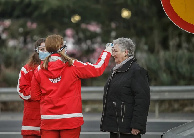 V primerjavi z minulim petkom je bilo ta petek število potrjenih okužb večje za 905. Fotografija je simbolična.&nbsp;FOTO: Blaž Samec/Delo

