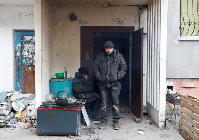 V Mariupolju primanjkuje hrane, vode in zdravil. FOTO: Alexander Ermochenko/Reuters

