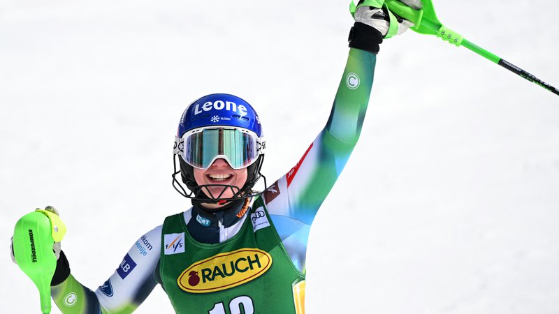 Fotografija: Veselju Andreje Slokar ob zmagi na zadnjem slalomu sezone ni bilo konca. FOTO: Sebastien Bozon/AFP
