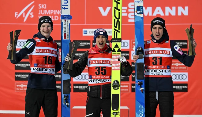 Junaki današnje tekme, z leve Žiga Jelar, Stefan Kraft in Timi Zajc. FOTO: Christof Stache/AFP
