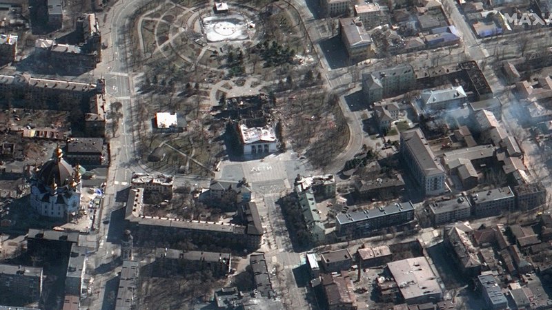 Fotografija: Satelitsko podjetje Maxar je objavilo nove posnetke uničenega gledališča v Mariupolju. FOTO: Maxar Technologies/AFP
