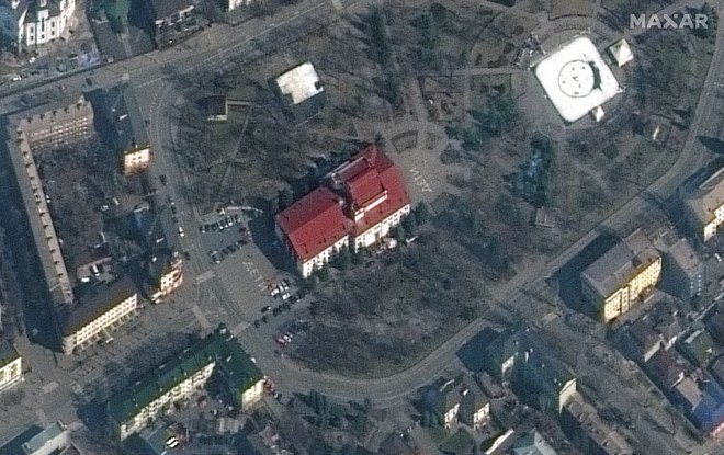 Satelitski posnetek gledališča v Mariupolju 14. marca 2022. FOTO: Maxar Technologies/ Reuters
