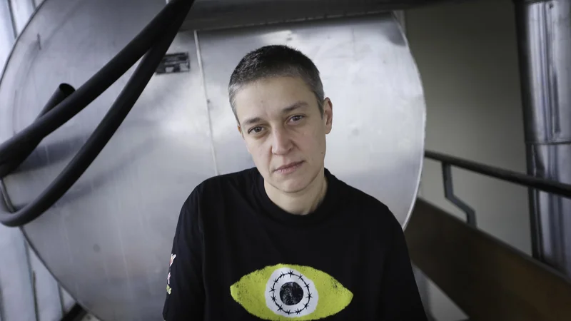 Te pesmi je treba znati na pamet, so zemljevid za boljše razumevanje in polnejše, iskrenejše živetje življenja, o poeziji Danijela Dragojevića in Veronike Dintinjana pravi Anja Zag Golob. FOTO: Jože Suhadolnik
