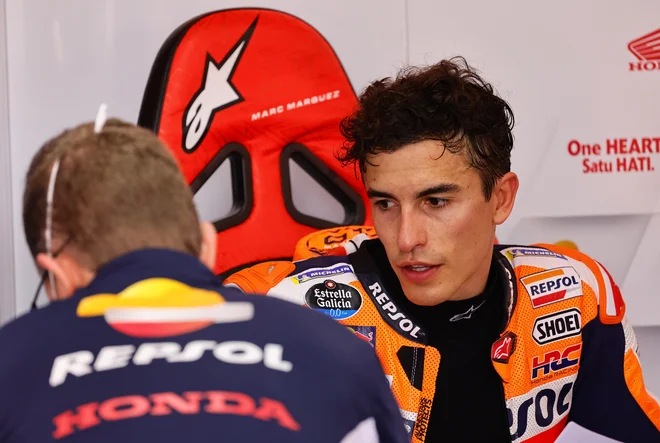 Marc Marquez je grdo padel na ogrevanju pred dirko v Mandaliki. FOTO: Willy Kurniawan/Reuters
