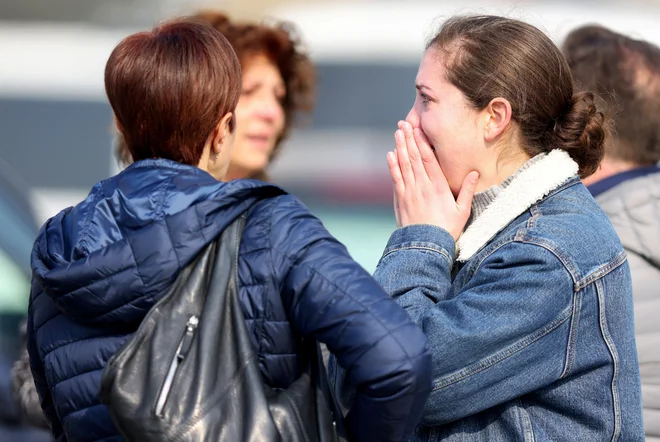 Ženska v šoku, po tem ko je vozilo zapeljalo v skupino belgijskih karnevalskih izvajalcev, ki so se pripravljali na parado v vasi Strepy-Bracquegnies. FOTO: Johanna Geron/Reuters
