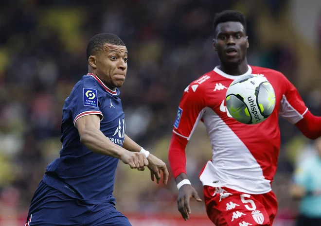 Kylian Mbappe (levo) med dvobojem v Monaku. FOTO: Stephane Mahe/Reuters
