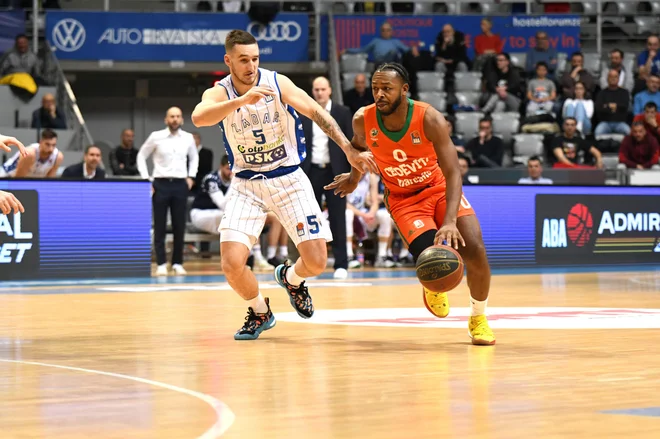 Jacob Pullen (z žogo) je bil z 22 točkami prvi strelec Ljubljančanov v Zadru. Foto Cedevita Olimpija
