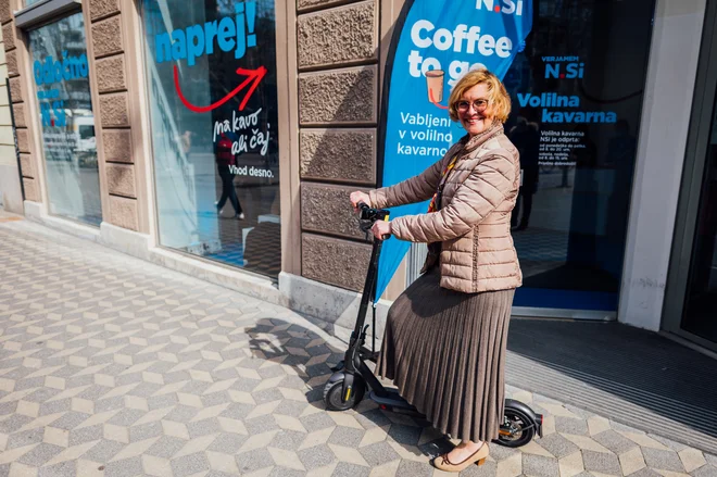 Kandidatka NSi Mojca Sojar pred volilno kavarno stranke. FOTO: Boštjan Podlogar
