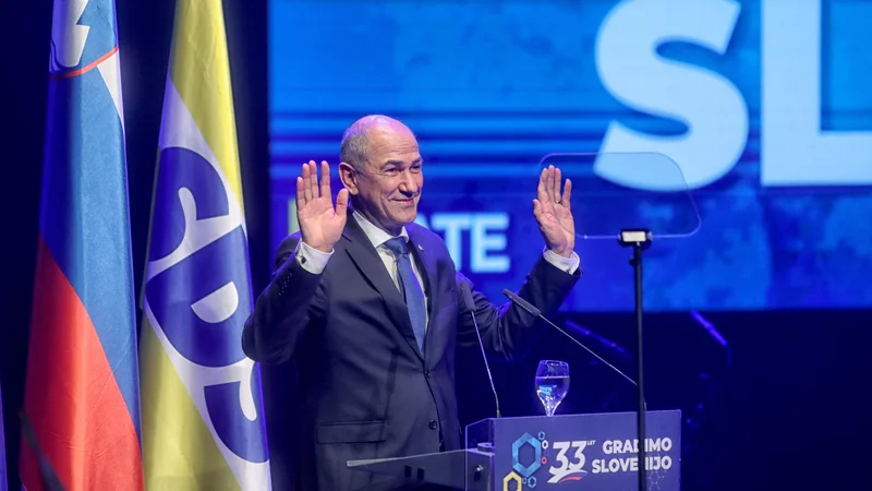 Fotografija: Medtem ko prvak SDS Janez Janša napoveduje še dve svoji zaporedni vladi, se pri Robertu Golobu že pogovarjajo o delitvi ministrskih mest. FOTO: Blaž Samec