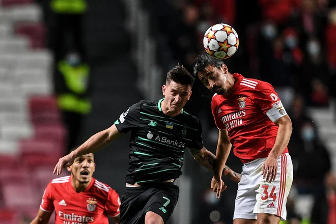 Benjamin Verbič (levo) v skoku ob branilcu Benfice Andreju Almeidi na decembrski tekmi lige prvakov. FOTO: Patricia De Melo Moreira/AFP

