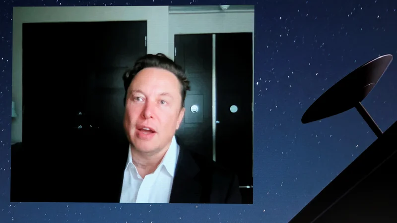 Fotografija: Satelitsko internetno omrežje Starlink naj bi v polni meri začelo delovati konec leta, na začetku ruskega napada pa je Elon Musk ugodil prošnji ukrajinskih voditeljev za delni vklop. Foto Nacho Doce/Reuters
