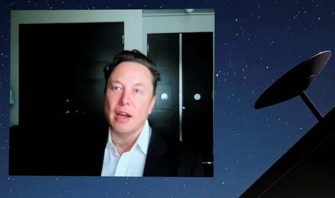 Satelitsko internetno omrežje Starlink naj bi v polni meri začelo delovati konec leta, na začetku ruskega napada pa je Elon Musk ugodil prošnji ukrajinskih voditeljev za delni vklop. Foto Nacho Doce/Reuters
