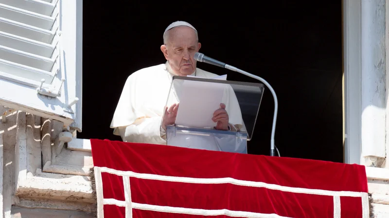 Fotografija: Poznavalci dogajanja za vatikanskim obzidjem pravijo, da je papež Frančišek osebno veliko prispeval k oblikovanju nove ustave. FOTO: Vatican Media/Reuters