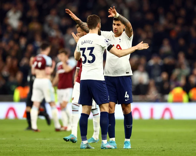 Ben Davies in Cristian Romero proslavljata po koncu dvoboja z West Hamom. FOTO: David Klein/Reuters