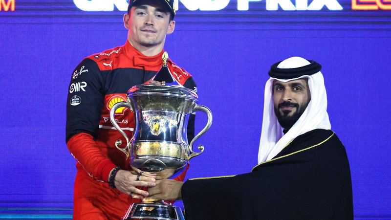 Fotografija: Tudi ko je Ferrari zadnjič zmagal, leta 2019 je v Singapurju slavil Sebastian Vettel, je šlo za dvojno zmago. Drugi je bil takrat Charles Leclerc (na fotografiji), ki je tokrat stopil na najvišjo stopničko. FOTO: Giuseppe Cacace/AFP
