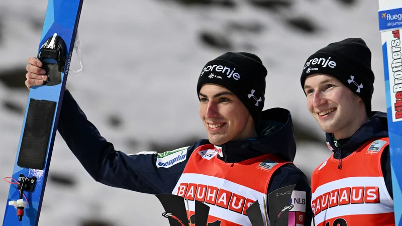 Fotografija: Timi Zajc in Žiga Jelar zlepa ne bosta pozabila minulega sanjskega konca tedna v Oberstdorfu. FOTO: Christof Stache/AFP
