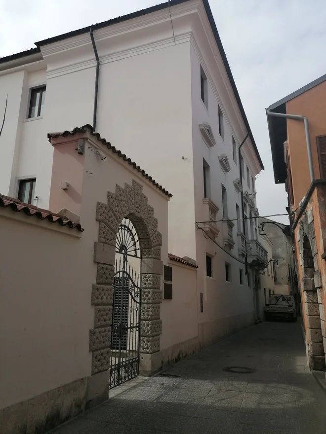 Pogled na palačo Gravisi-Buttorai z leve strani. Osrednji del palače krasi balkon s tremi okni in grbom koprske plemiške družine Gravisi, v ozadju je dvorišče, ki je bilo nekoč vrt. FOTO: Nataša Čepar/Delo
