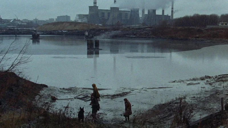 Fotografija: Piknik na robu ceste je v izvirniku izšel leta 1972 in navdihnil kultni film Stalker Andreja Tarkovskega, danes pa velja za eno najboljših del znanstvene fantastike. FOTO: promocijsko gradivo