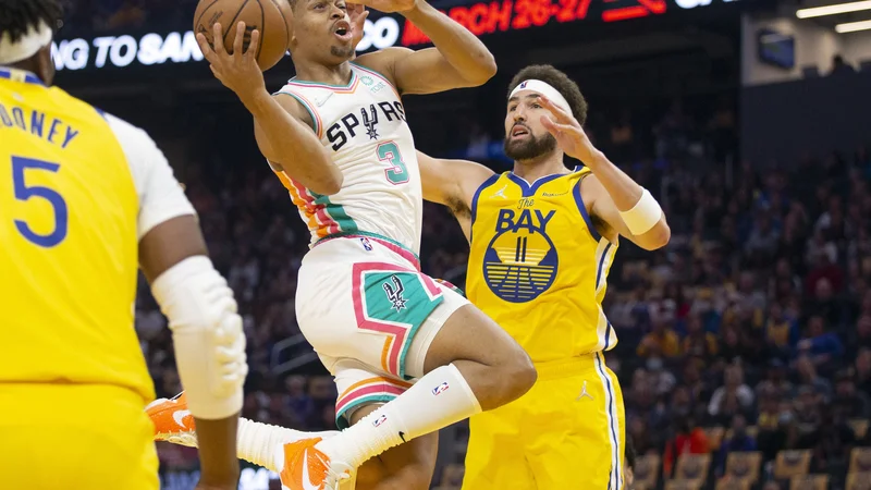 Fotografija: Branilec San Antonia Keldon Johnson je v San Franciscu švigal med domačimi tekmeci, ki so brez prvega ostrstrelca Stepha Curryja kar v težavah. FOTO: D. Ross Cameron/Usa Today Sports