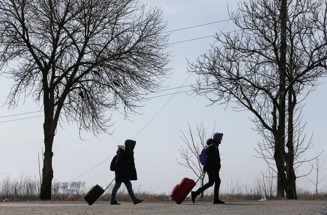 Begunci zapuščajo mesto Mariupolj. FOTO: Alexander Ermochenko/Reuters

