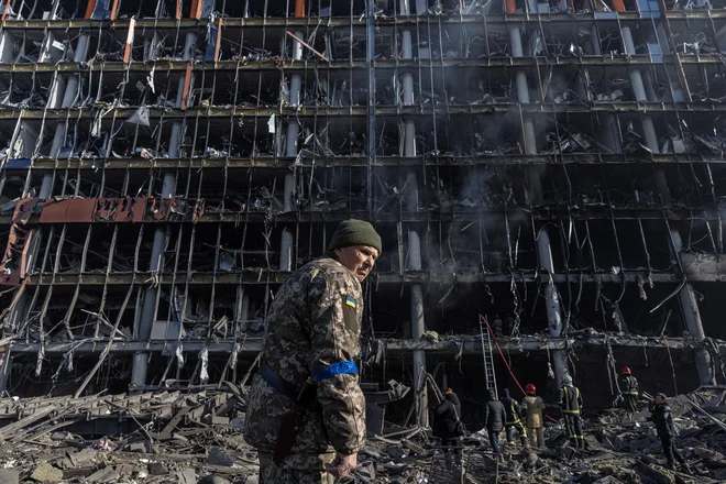 V Kijevu so bombe zadele stanovanjske stavbe in nakupovalno središče, pri čemer so izbruhnili požari. FOTO: Marko Djurica/Reuters
