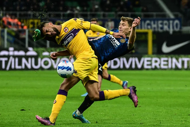 Samir Handanović je s soigralci v soboto doma zgolj remiziral s Fiorentino (1:1). Zdrs mestnih tekmecev je z minimalno zmago v Cagliariju izkoristil AC Milan (1:0), grešil ni niti Napoli, ki je z dvojčkom Victorja Osimhena na domačem stadionu Diega Maradone premagal Udinese (2:1). Pomembna zmaga Juventusa nad Salernitano (2:0), rimski derbi proti Laziu pa je s 3:0 dobila Roma. FOTO: Miguel Medina/AFP