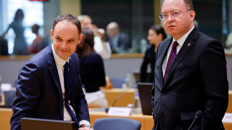 Po besedah zunanjega ministra Anžeta Logarja (levo, ob njem njegov romunski kolega Bogdan Aurescu) bi Slovenija lahko nadomestila ruski plin in nafto. FOTO: Johanna Geron/Reuters