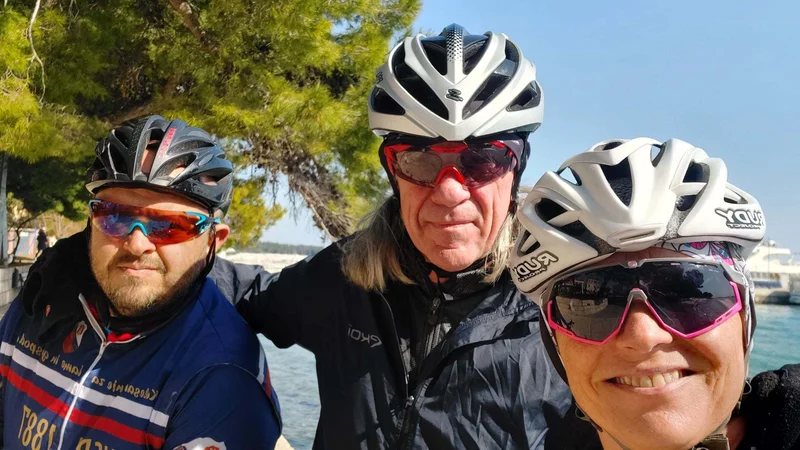 Fotografija: Na srečo sem se kolesarjenju lahko pridružila tudi sama in skupaj s Primožem in Miho smo prekolesarili točno 100 km po hrvaški Istri. FOTO: Polona Strnad
