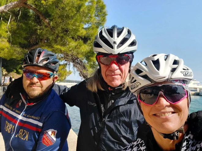 Na srečo sem se kolesarjenju lahko pridružila tudi sama in skupaj s Primožem in Miho smo prekolesarili točno 100 km po hrvaški Istri. FOTO: Polona Strnad

