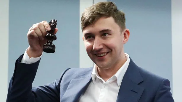 Fotografija: Sergej Karjakin podpira premikanje ruskih vojaških figur na ukrajinski šahovnici. FOTO: Worldofchess