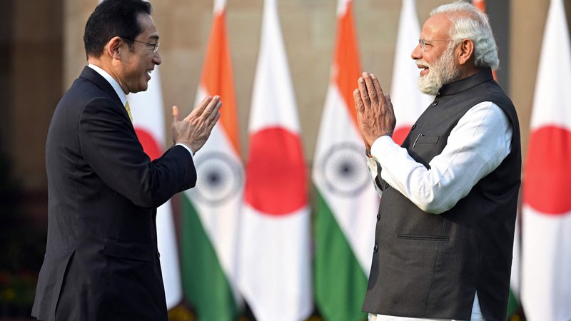 Fotografija: Japonski premier Fumio Kišida se je v New Delhiju z indijskim kolegom Narendro Modijem pogovarjal o Ukrajini in Kitajski. FOTO: Jewel Samad/AFP
