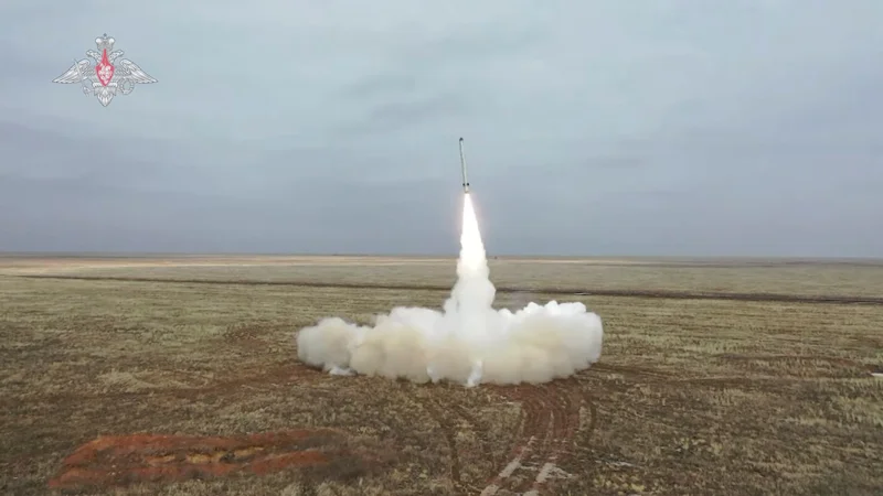Fotografija: Izstrelitev ruske balistične rakete Iskander med vojaškimi vajami februarja letos. FOTO: Reuters