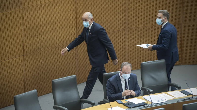 Fotografija: Ali ima koalicija Janeza Janše v drugem poskusu podporo za zakon, bo jasno šele tik pred sejo odbora za finance ali celo na sami seji. FOTO: Jure Eržen/Delo