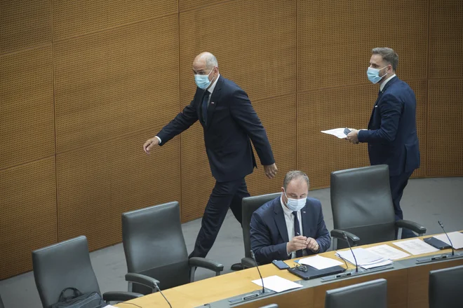 Ali ima koalicija Janeza Janše v drugem poskusu podporo za zakon, bo jasno šele tik pred sejo odbora za finance ali celo na sami seji. FOTO: Jure Eržen/Delo
