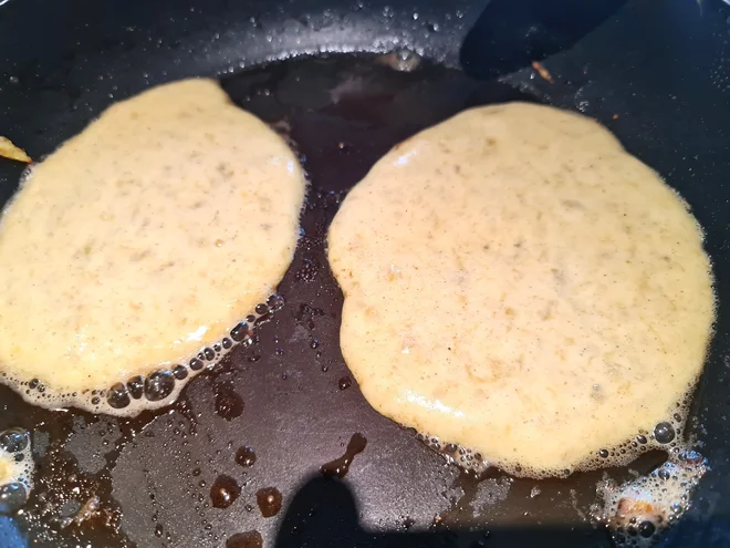 Flight recipe: Banana pancakes. PHOTO: Tanja Drinovec / Delo