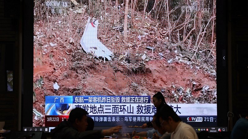 Fotografija: Letalo boeing 737-800NG, ki je bilo staro le sedem let, je strmoglavilo na podeželskem območju blizu mesta Wuzhou v regiji Guangx. Vzrok za nesrečo še ni znan. FOTO: Reuters
