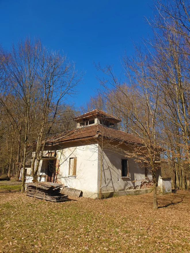 Nekdanja karavla iz časov železne zavese FOTO: Lev Furlan Nosan
