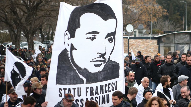 Fotografija: Yvan Colonna je mrtev, »francoska država« pa, kot so zatrdili korziški protestniki, »morilska«. FOTO: Pascal Pochard/AFP
