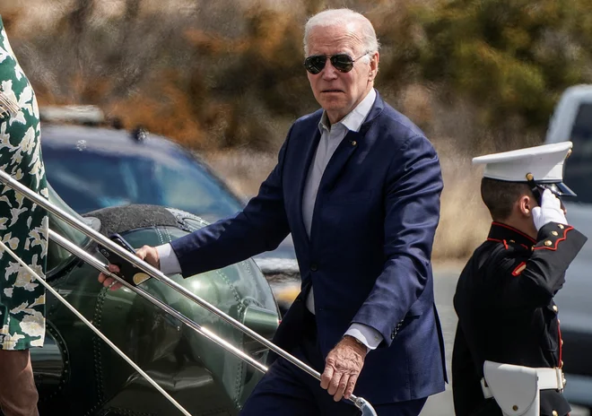 Ameriški predsednik Joe Biden in prva dama Jill Biden med vkrcanjem na predsedniško letalo Air Force One. FOTO: Joshua Roberts/Reuters
