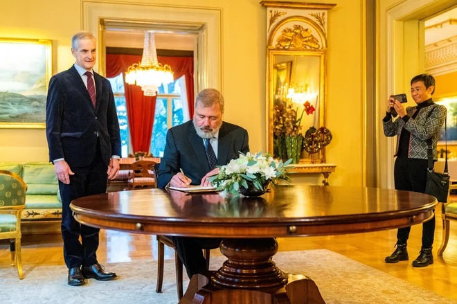 Urednik Muratov je kljub grožnjam ohranil neodvisno držo časopisa ter branil pravice novinarjev, da poročajo o vsem, o čemer želijo, dokler sledijo etičnim standardom novinarstva. FOTO: Reuters
