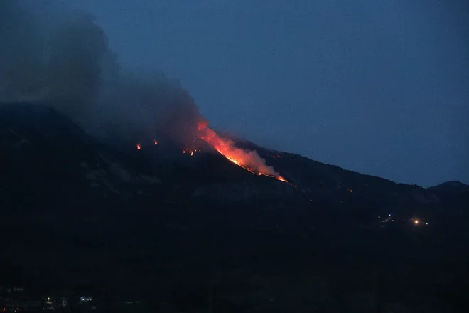 Gozdni požar nad Ajdovščino se je vnel v nedeljo. FOTO: Marko Feist
