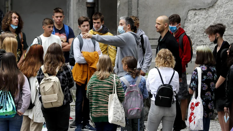 Fotografija: Na srednjo šolo je včasih težko priti, sploh če si to želi tudi veliko sovrstnikov s samimi peticami, ki jih je v teh časih veliko. FOTO: Matej Družnik/Delo
