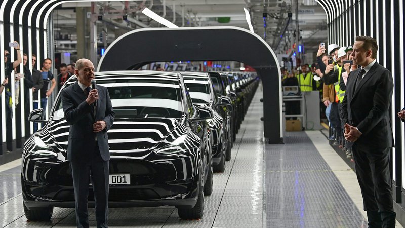 Fotografija: Nemški kancler Olaf Scholz je nagovoril zbrane med slovesno otvoritvijo Tesline tovarne. Desno stoji solastnik in glavni izvršni direktor Tesla Motors Elon Musk. FOTO: Patrick Pleul/AFP

