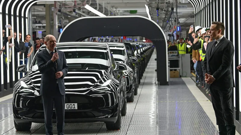 Fotografija: Nemški kancler Olaf Scholz je nagovoril zbrane med slovesno otvoritvijo Tesline tovarne. Desno stoji solastnik in glavni izvršni direktor Tesla Motors Elon Musk. FOTO: Patrick Pleul/AFP